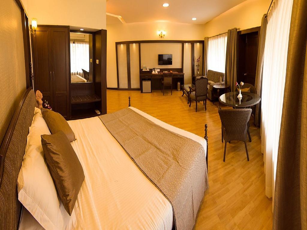Hotel Lake View Ashok Bhopal Exteriör bild
